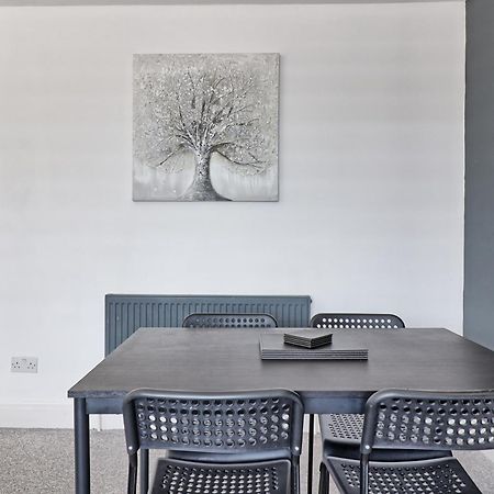 Luxury 3-Bed Apartment Near To London With Parking Hornchurch Екстериор снимка