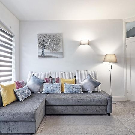 Luxury 3-Bed Apartment Near To London With Parking Hornchurch Екстериор снимка