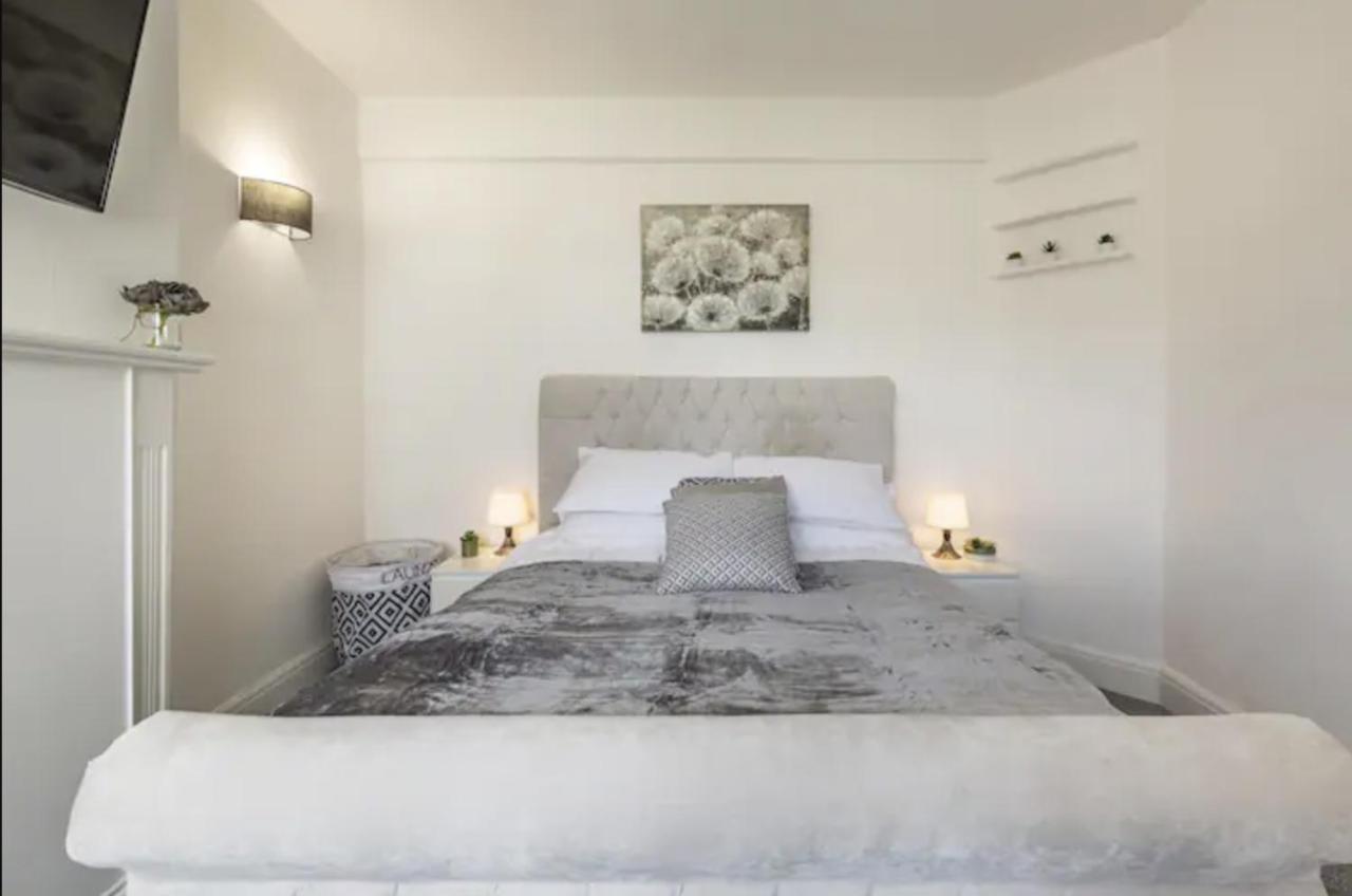 Luxury 3-Bed Apartment Near To London With Parking Hornchurch Екстериор снимка