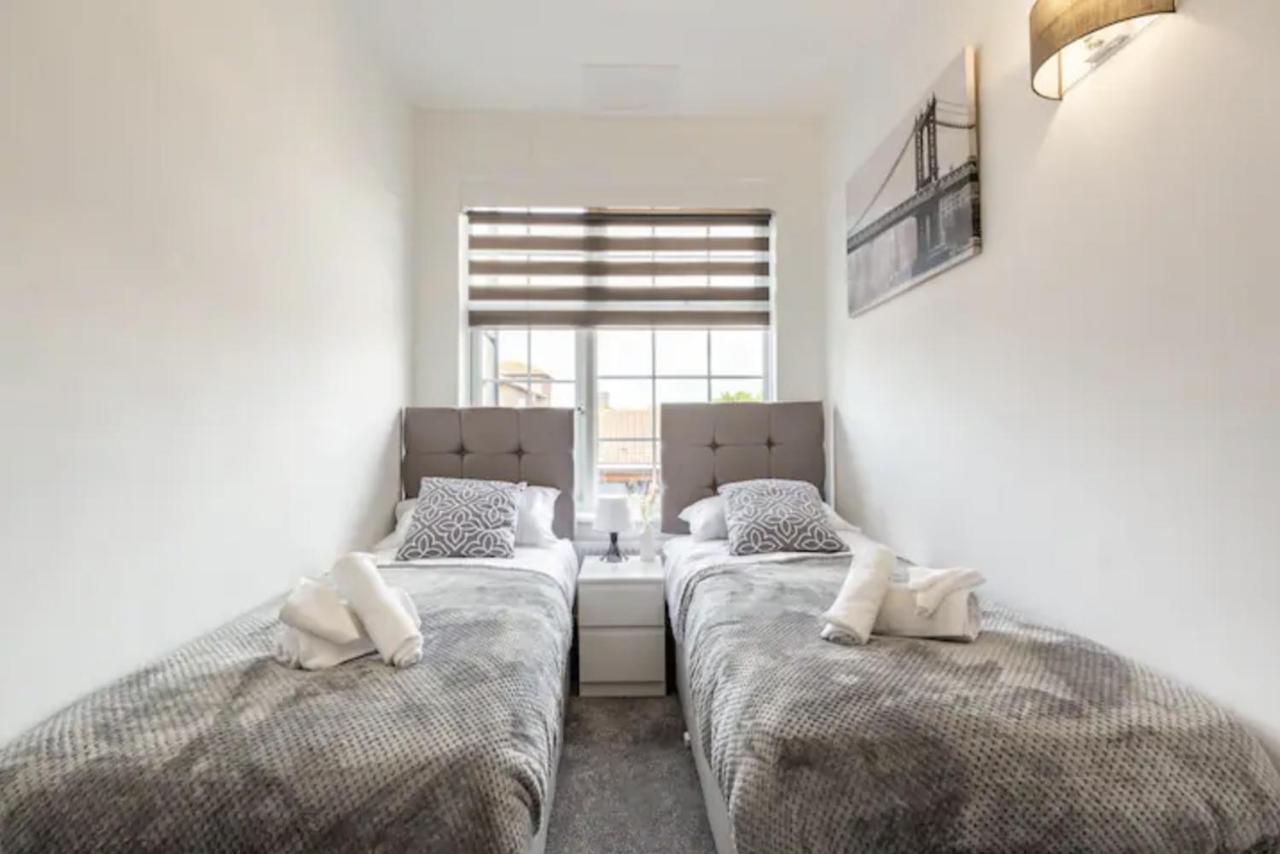 Luxury 3-Bed Apartment Near To London With Parking Hornchurch Екстериор снимка