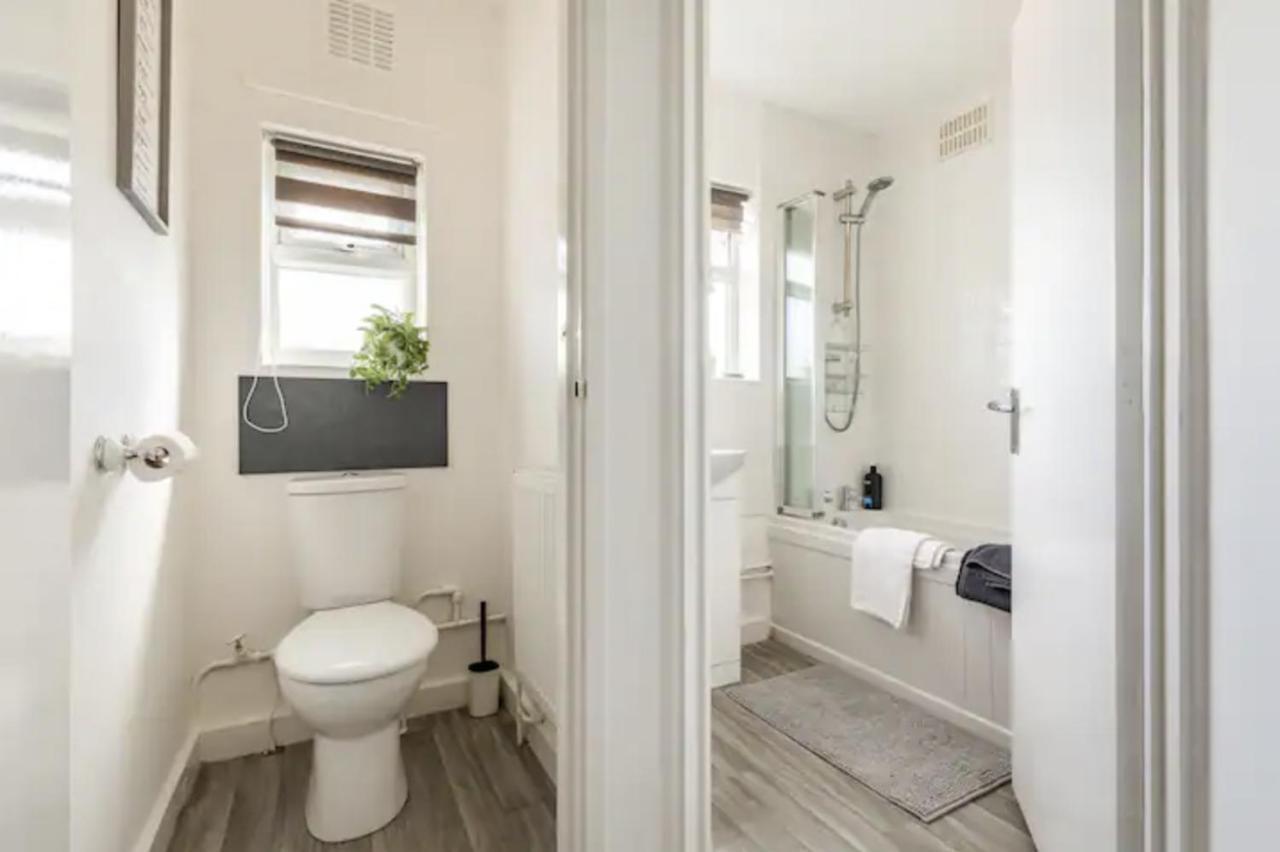 Luxury 3-Bed Apartment Near To London With Parking Hornchurch Екстериор снимка