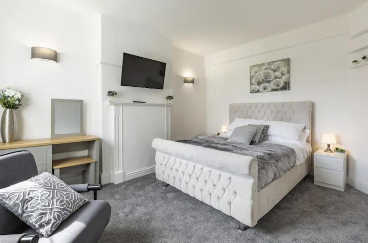 Luxury 3-Bed Apartment Near To London With Parking Hornchurch Екстериор снимка