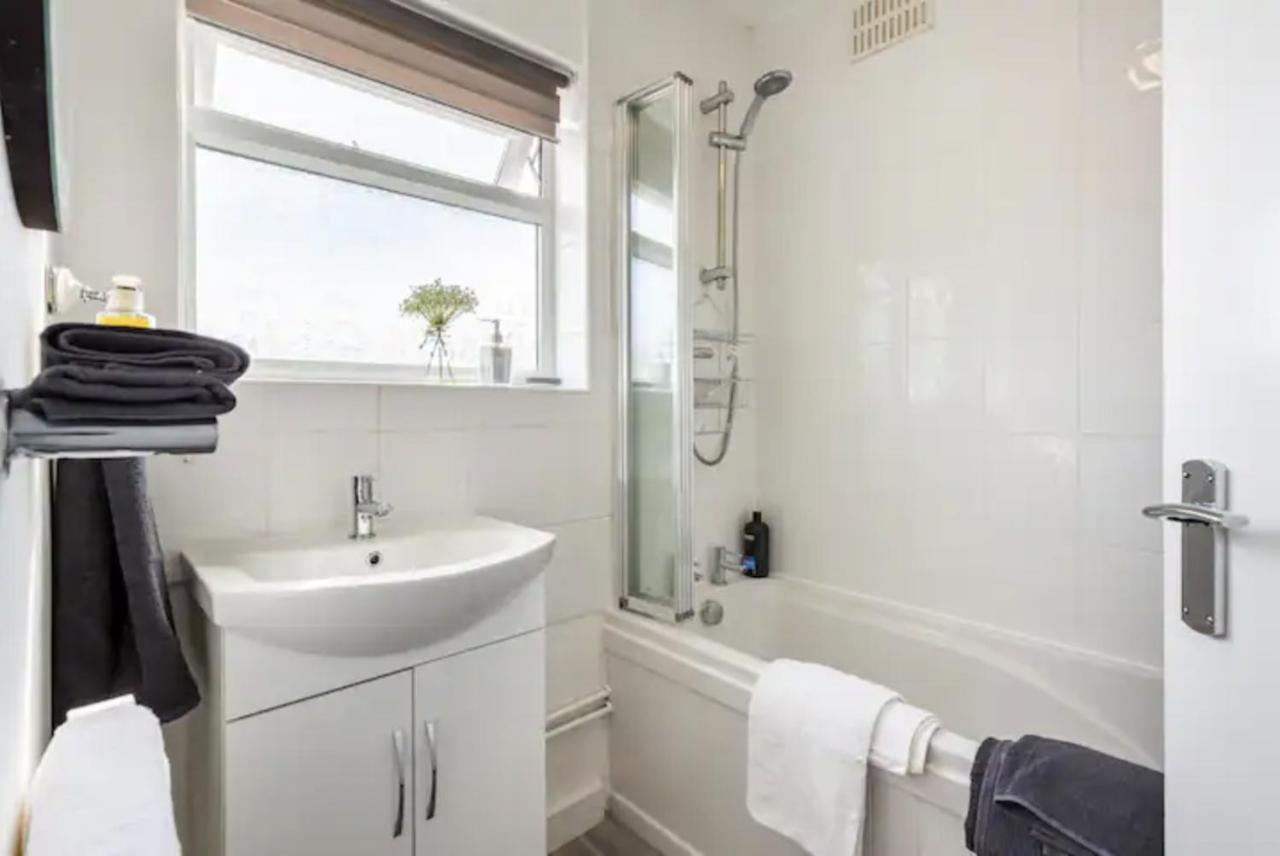 Luxury 3-Bed Apartment Near To London With Parking Hornchurch Екстериор снимка