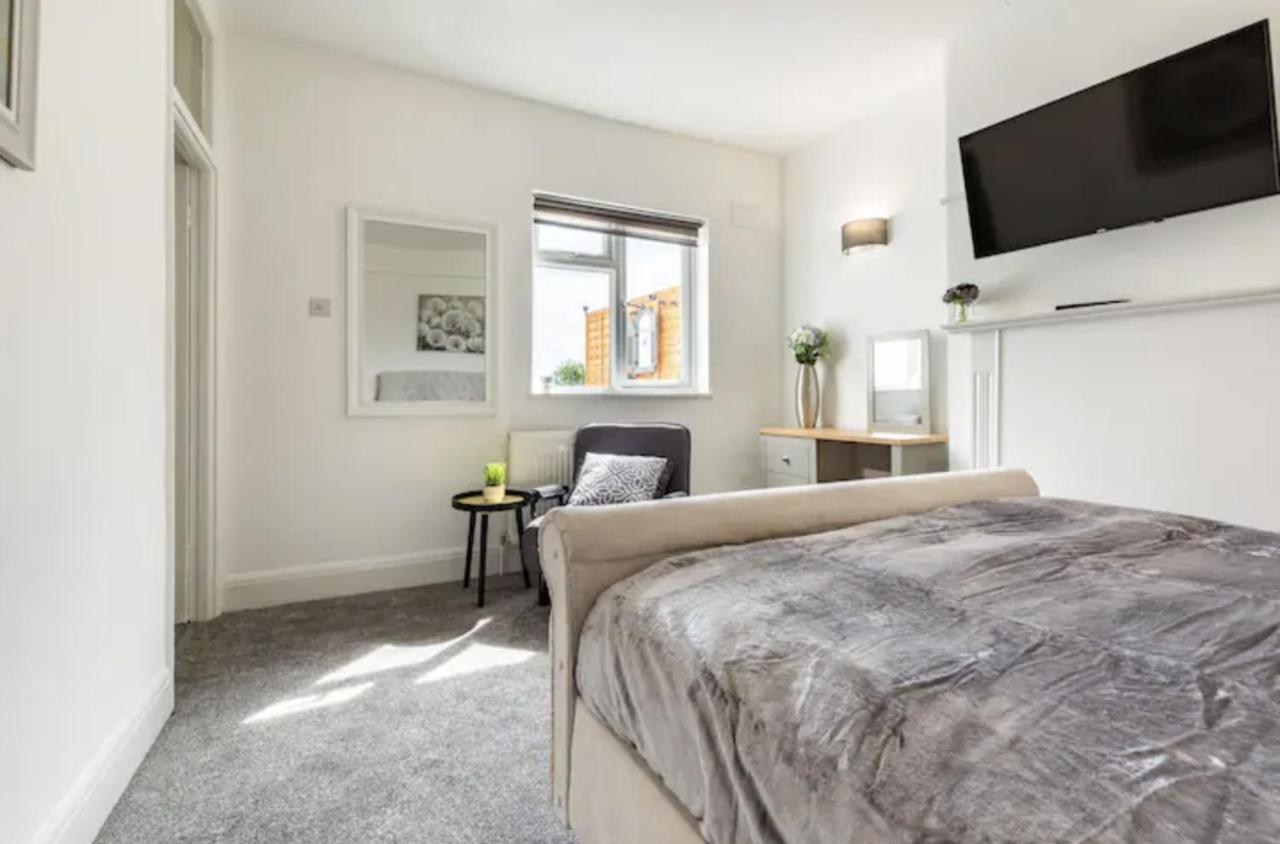 Luxury 3-Bed Apartment Near To London With Parking Hornchurch Екстериор снимка