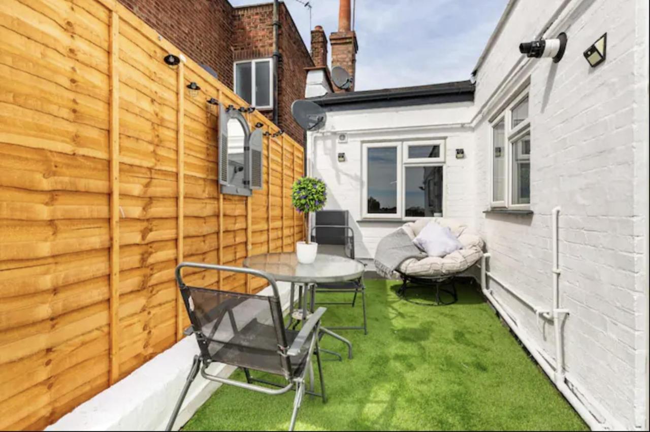 Luxury 3-Bed Apartment Near To London With Parking Hornchurch Екстериор снимка