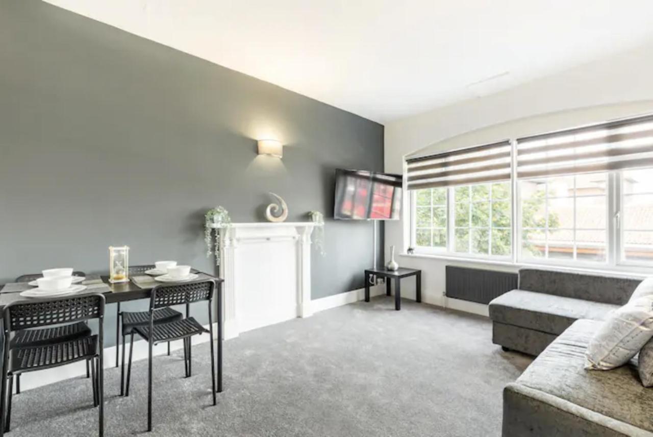 Luxury 3-Bed Apartment Near To London With Parking Hornchurch Екстериор снимка