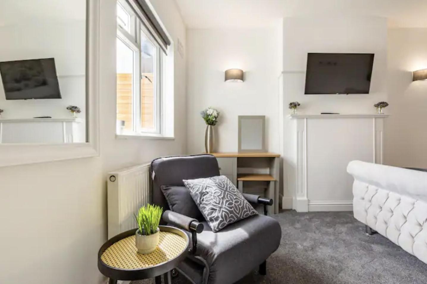 Luxury 3-Bed Apartment Near To London With Parking Hornchurch Стая снимка