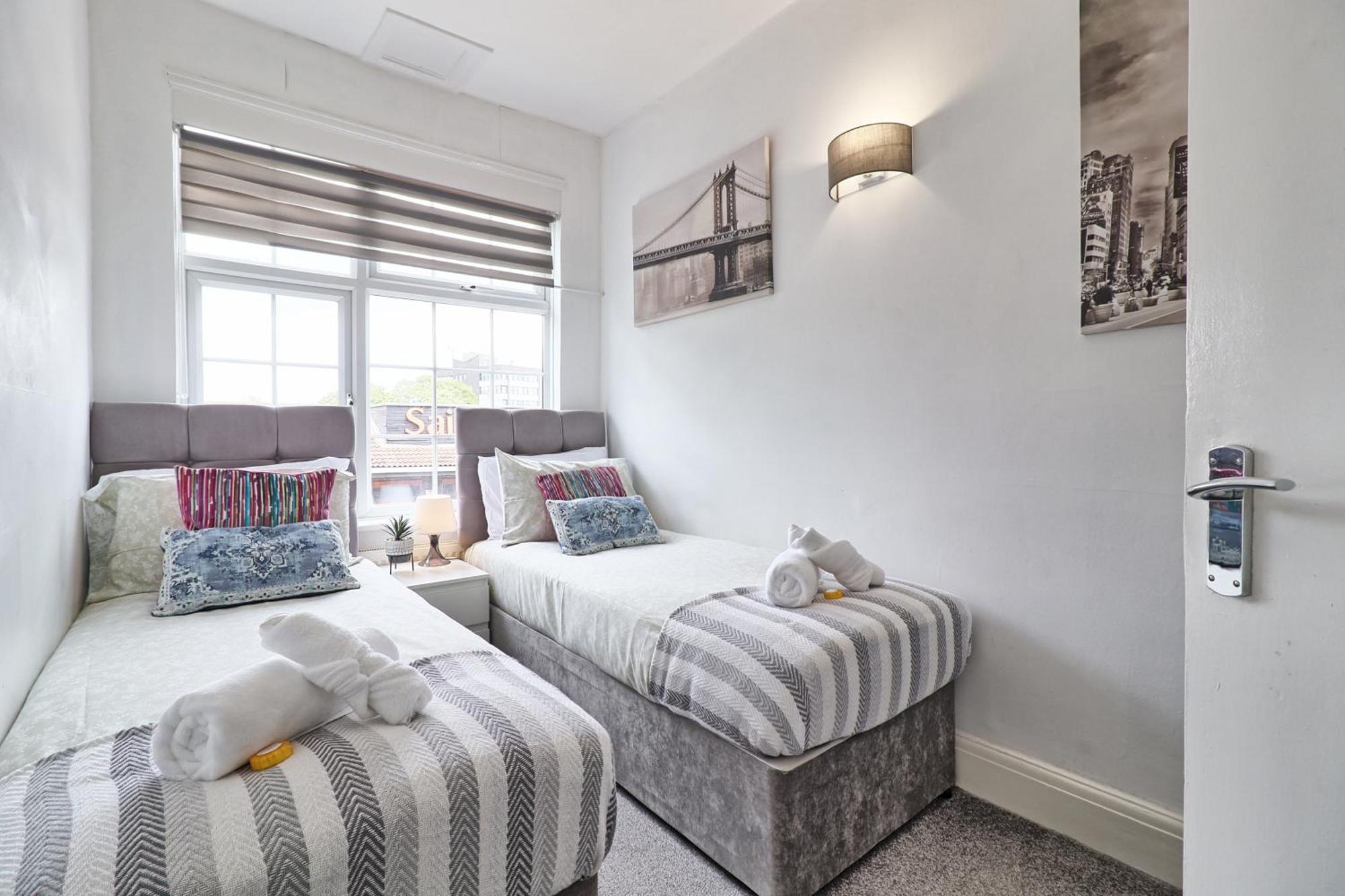 Luxury 3-Bed Apartment Near To London With Parking Hornchurch Екстериор снимка