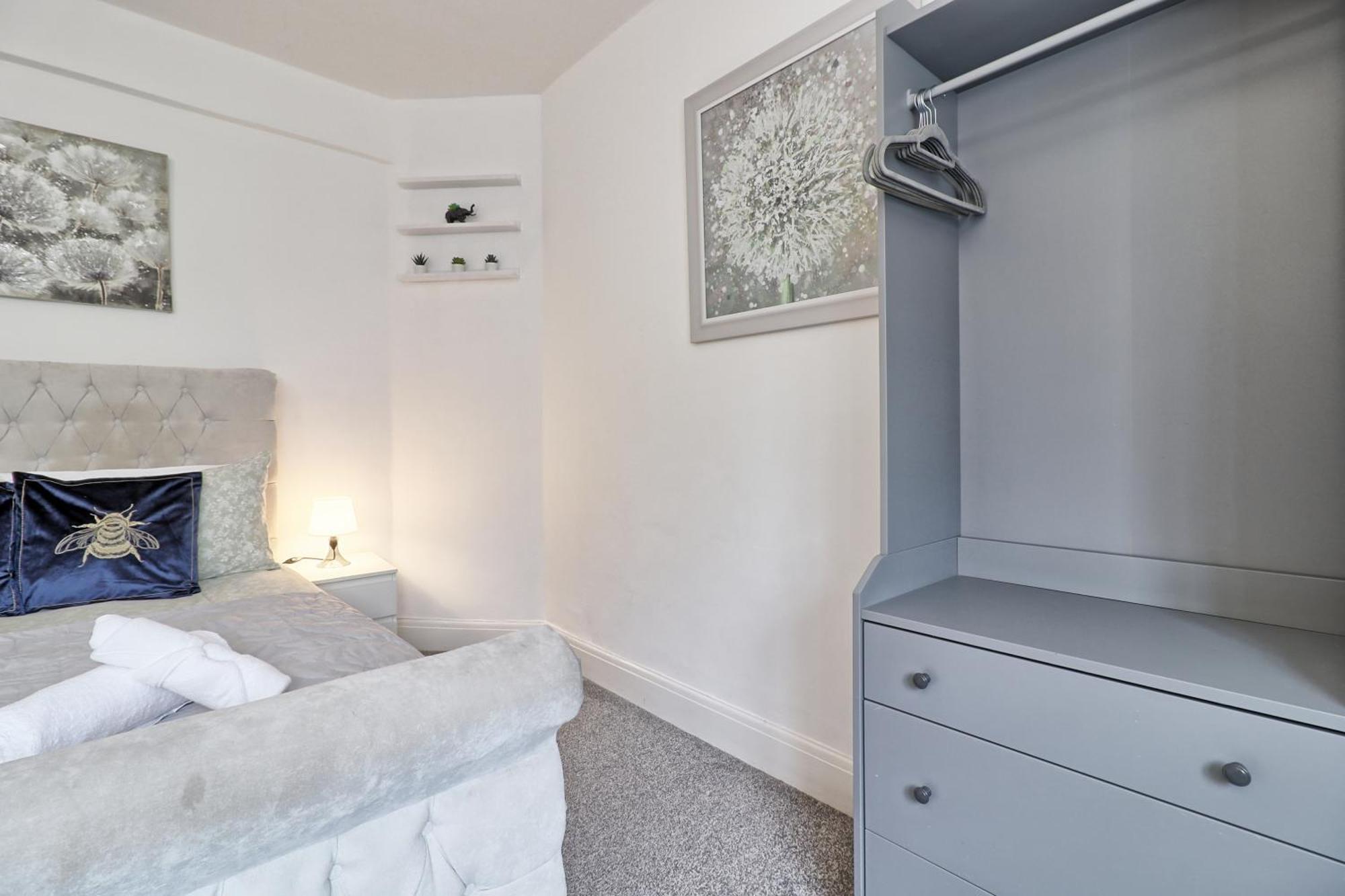 Luxury 3-Bed Apartment Near To London With Parking Hornchurch Екстериор снимка