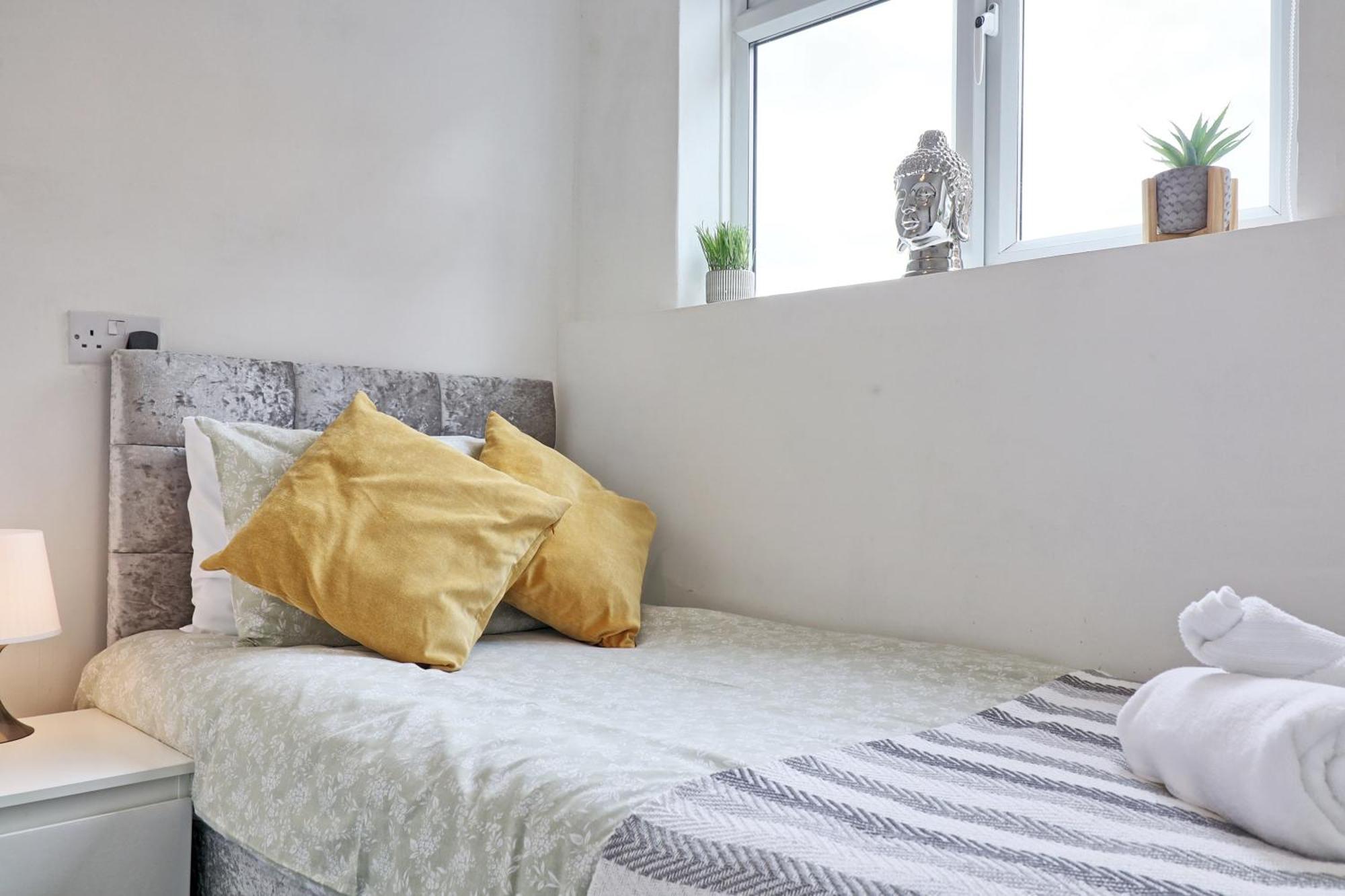 Luxury 3-Bed Apartment Near To London With Parking Hornchurch Екстериор снимка