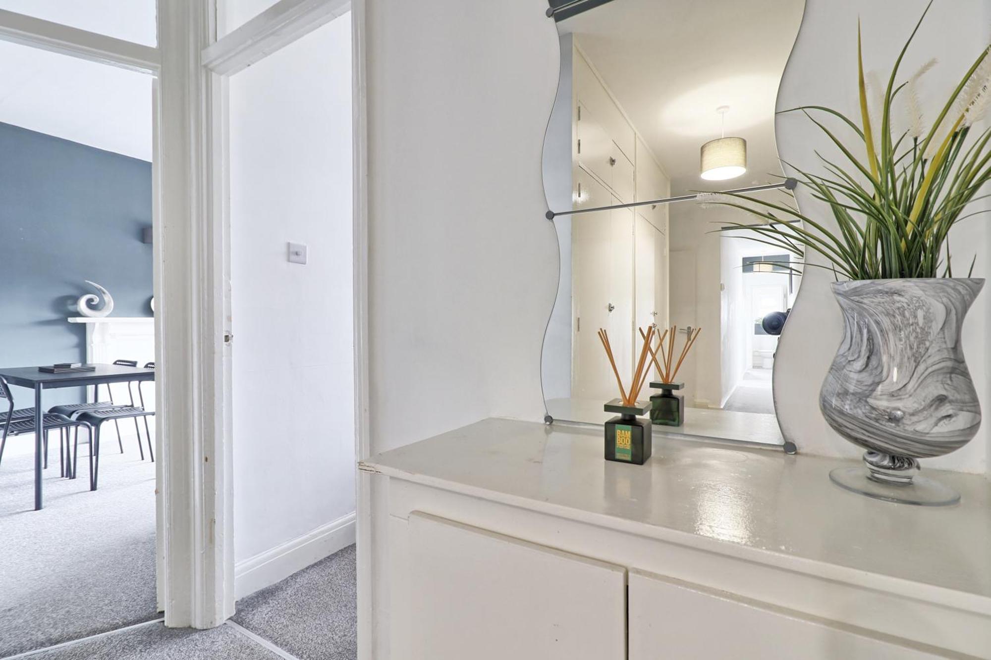 Luxury 3-Bed Apartment Near To London With Parking Hornchurch Екстериор снимка