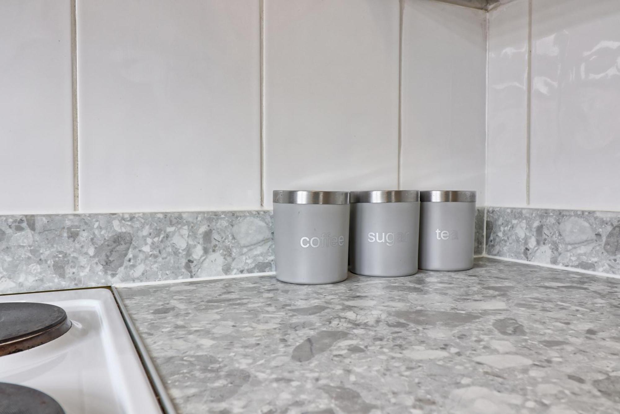 Luxury 3-Bed Apartment Near To London With Parking Hornchurch Екстериор снимка