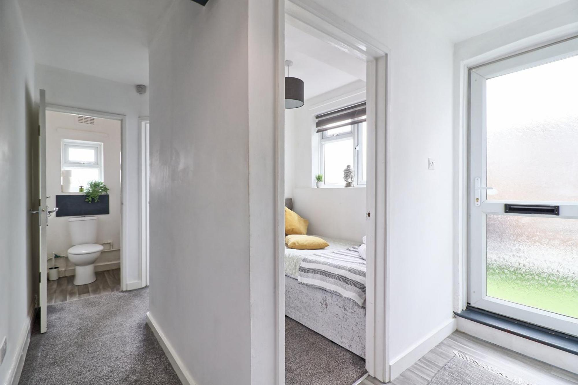 Luxury 3-Bed Apartment Near To London With Parking Hornchurch Екстериор снимка