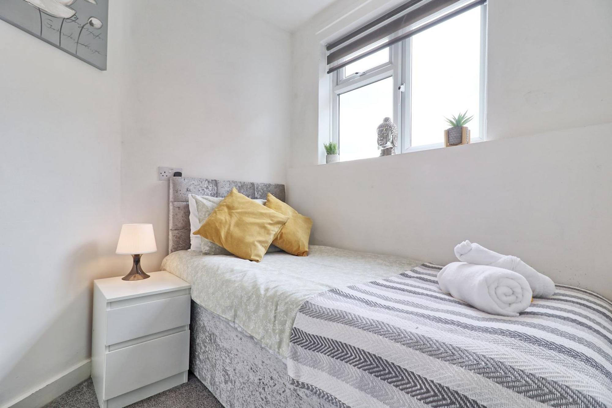 Luxury 3-Bed Apartment Near To London With Parking Hornchurch Екстериор снимка
