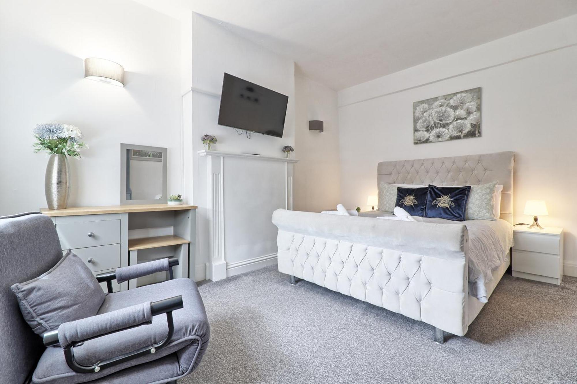 Luxury 3-Bed Apartment Near To London With Parking Hornchurch Екстериор снимка