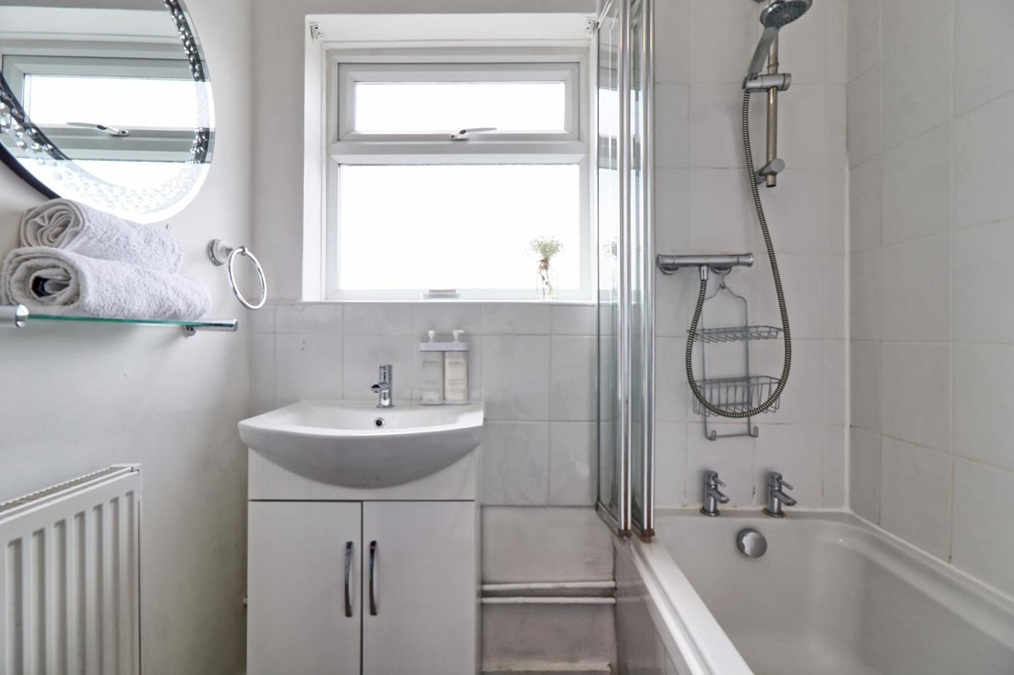 Luxury 3-Bed Apartment Near To London With Parking Hornchurch Екстериор снимка