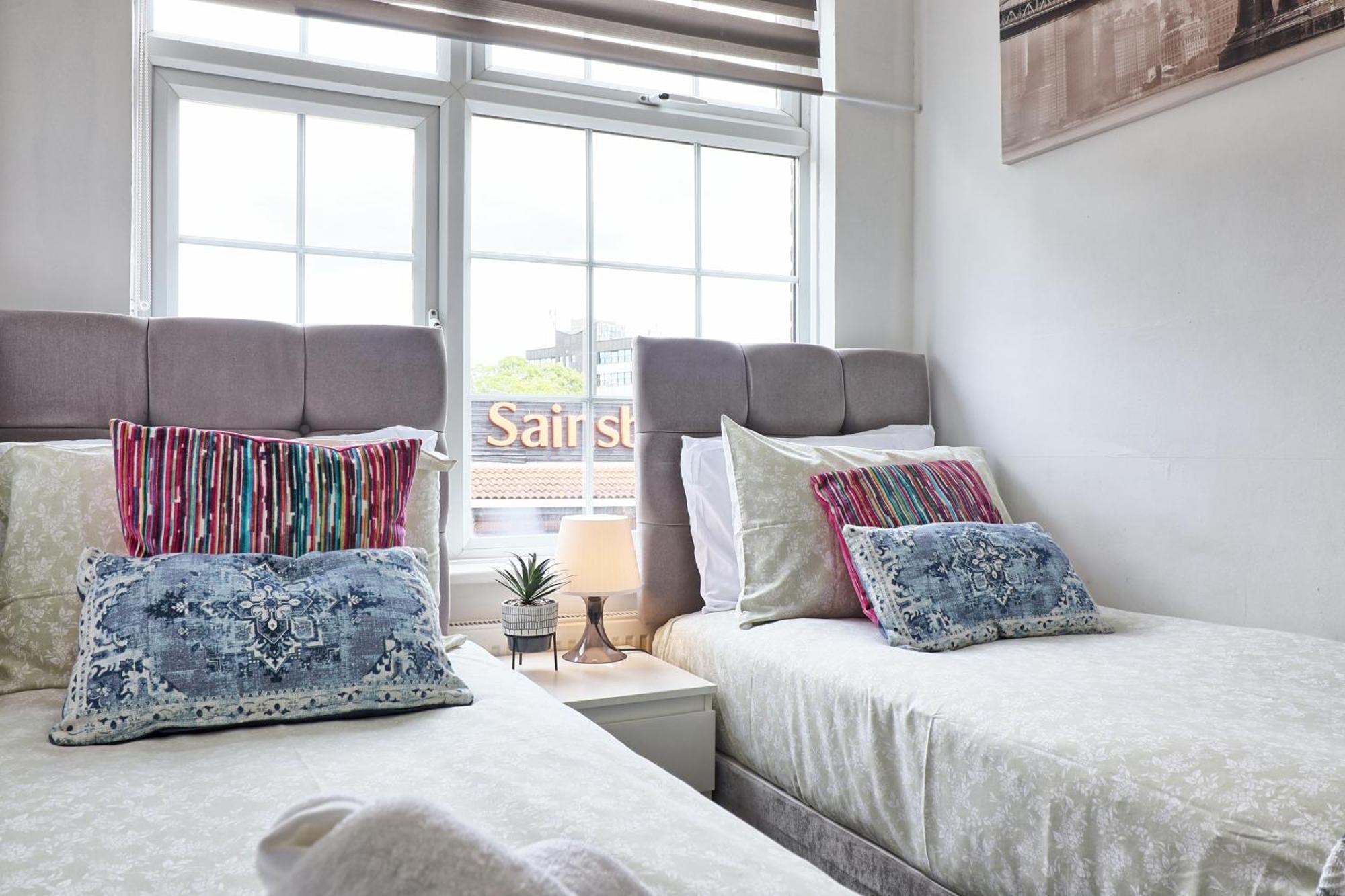 Luxury 3-Bed Apartment Near To London With Parking Hornchurch Екстериор снимка