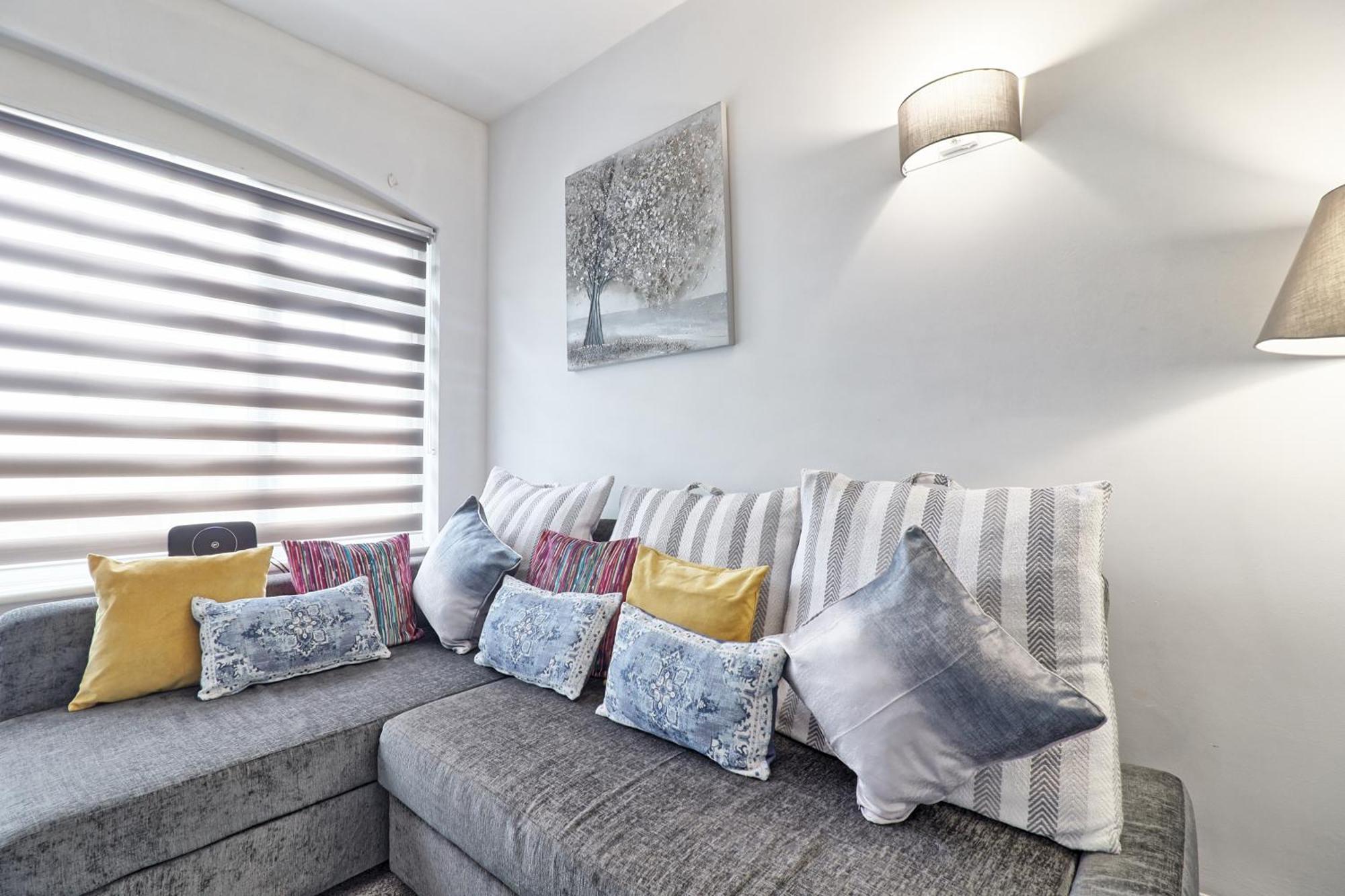 Luxury 3-Bed Apartment Near To London With Parking Hornchurch Екстериор снимка