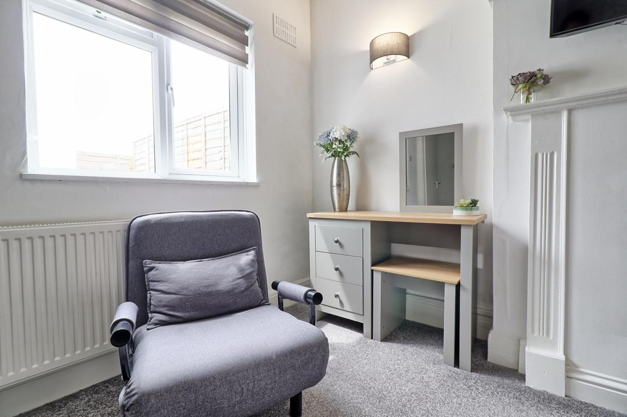 Luxury 3-Bed Apartment Near To London With Parking Hornchurch Екстериор снимка