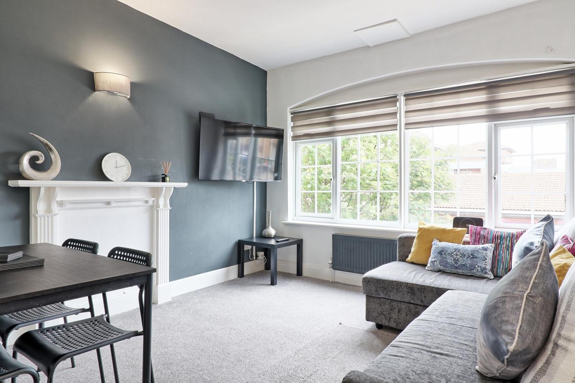 Luxury 3-Bed Apartment Near To London With Parking Hornchurch Екстериор снимка