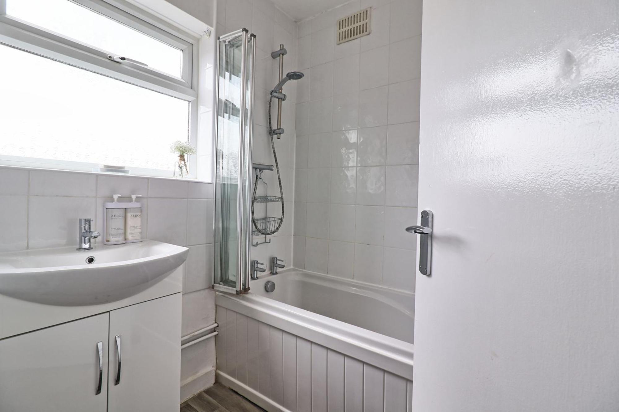 Luxury 3-Bed Apartment Near To London With Parking Hornchurch Екстериор снимка