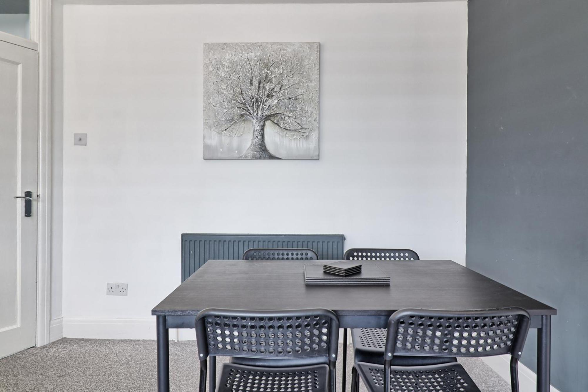 Luxury 3-Bed Apartment Near To London With Parking Hornchurch Екстериор снимка