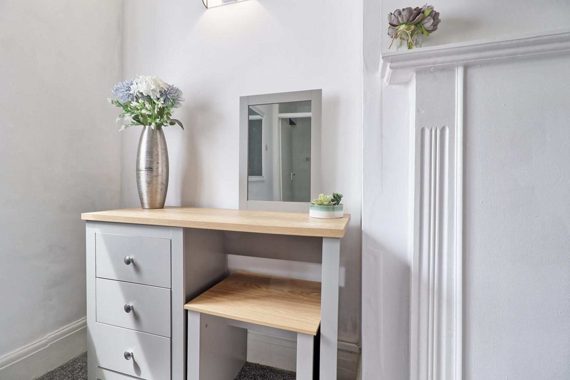Luxury 3-Bed Apartment Near To London With Parking Hornchurch Екстериор снимка