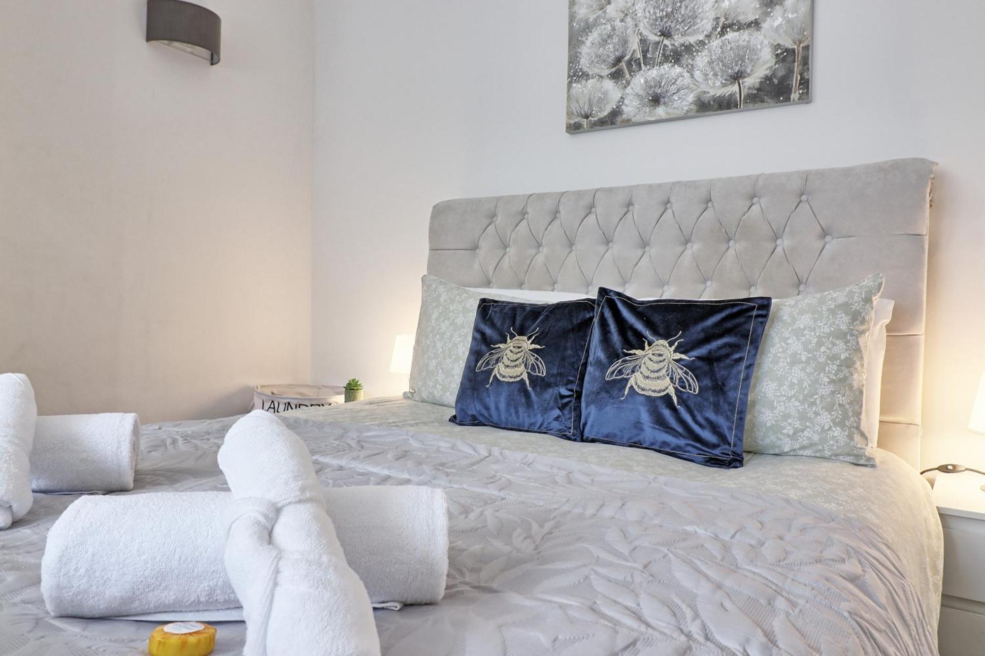 Luxury 3-Bed Apartment Near To London With Parking Hornchurch Екстериор снимка