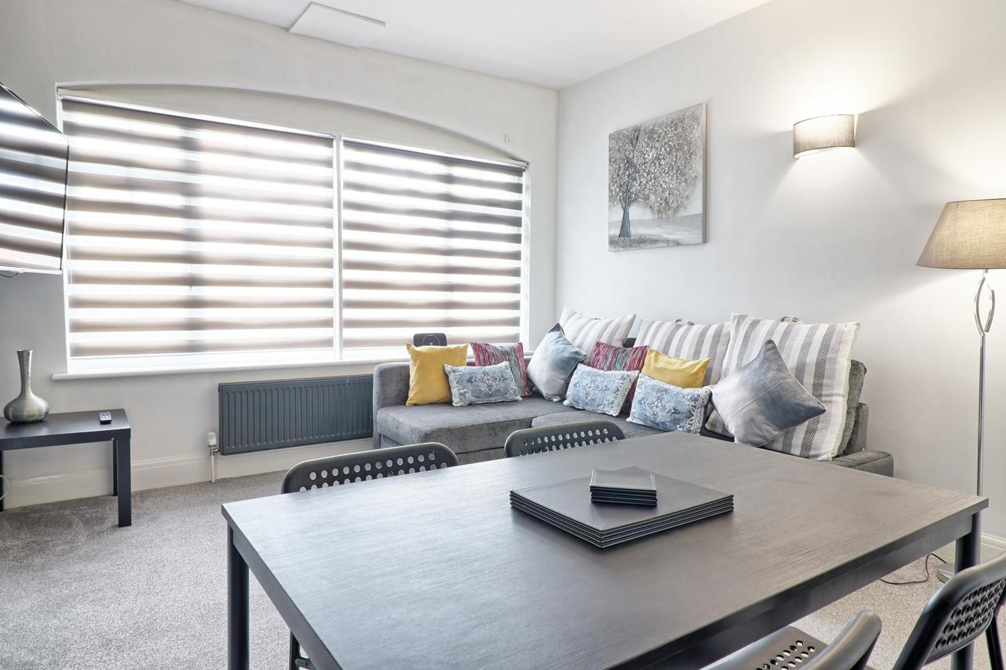Luxury 3-Bed Apartment Near To London With Parking Hornchurch Екстериор снимка