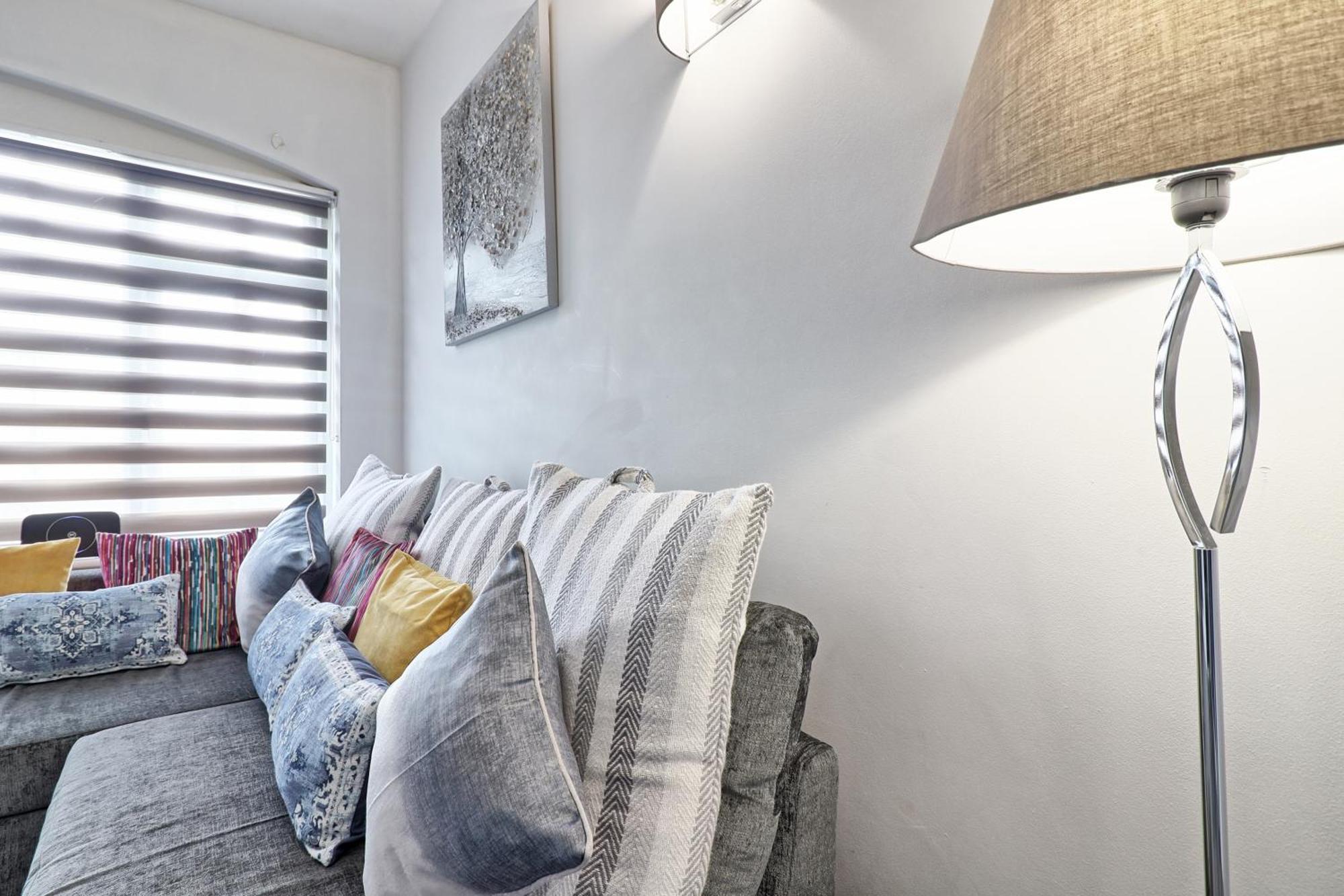 Luxury 3-Bed Apartment Near To London With Parking Hornchurch Екстериор снимка