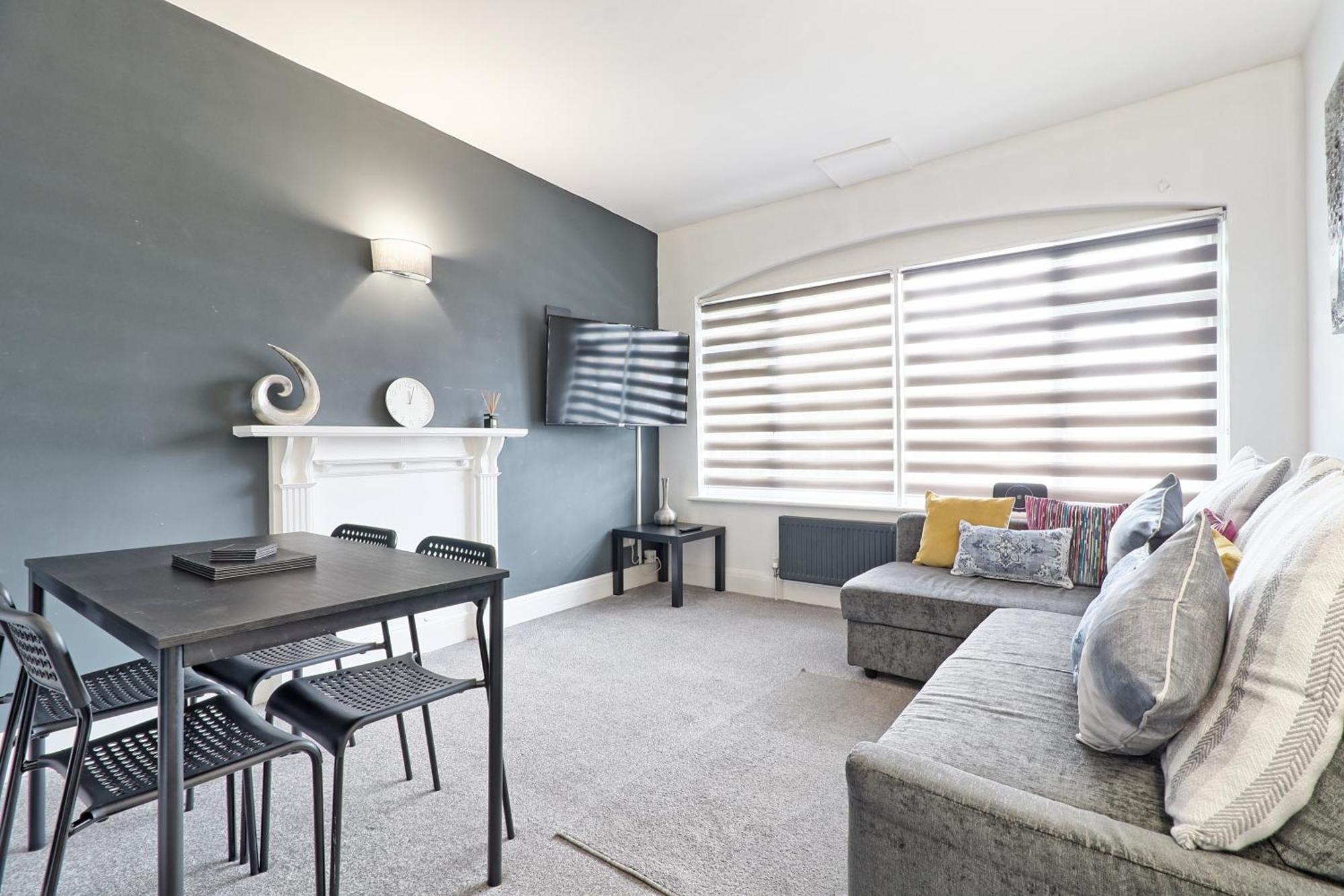 Luxury 3-Bed Apartment Near To London With Parking Hornchurch Екстериор снимка