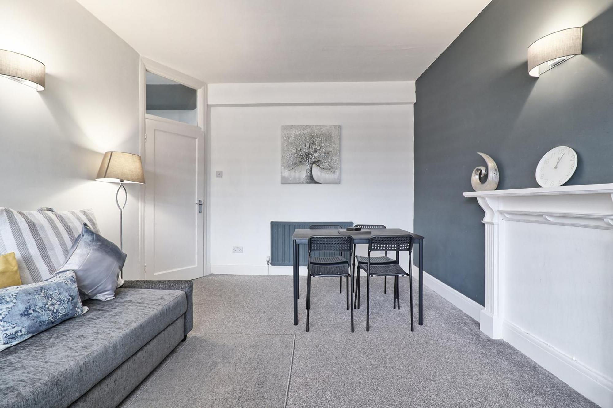 Luxury 3-Bed Apartment Near To London With Parking Hornchurch Екстериор снимка