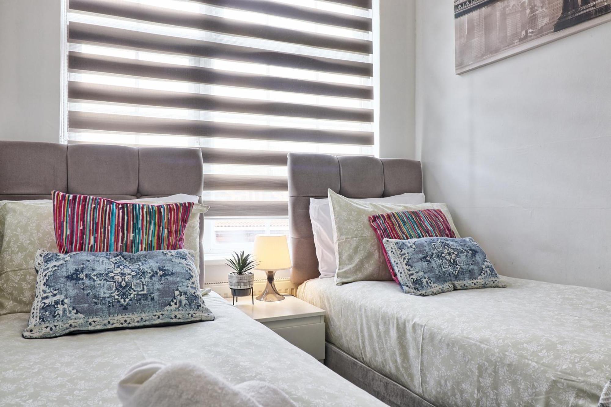 Luxury 3-Bed Apartment Near To London With Parking Hornchurch Екстериор снимка