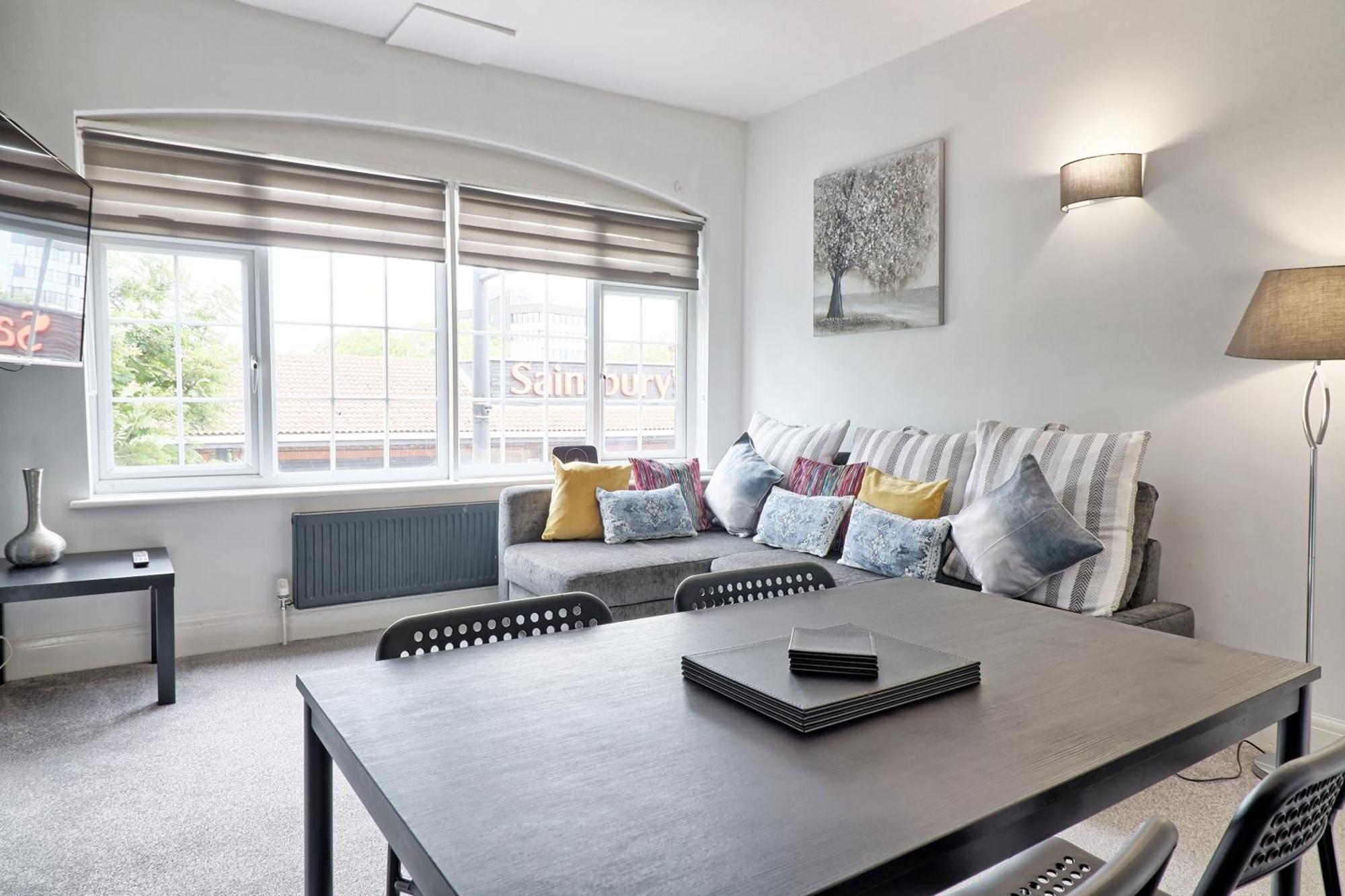 Luxury 3-Bed Apartment Near To London With Parking Hornchurch Екстериор снимка