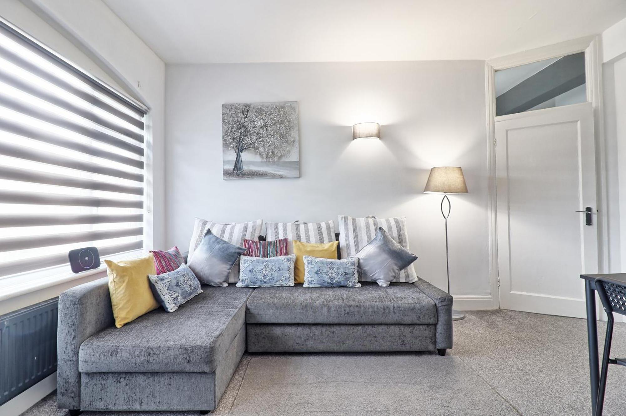 Luxury 3-Bed Apartment Near To London With Parking Hornchurch Екстериор снимка