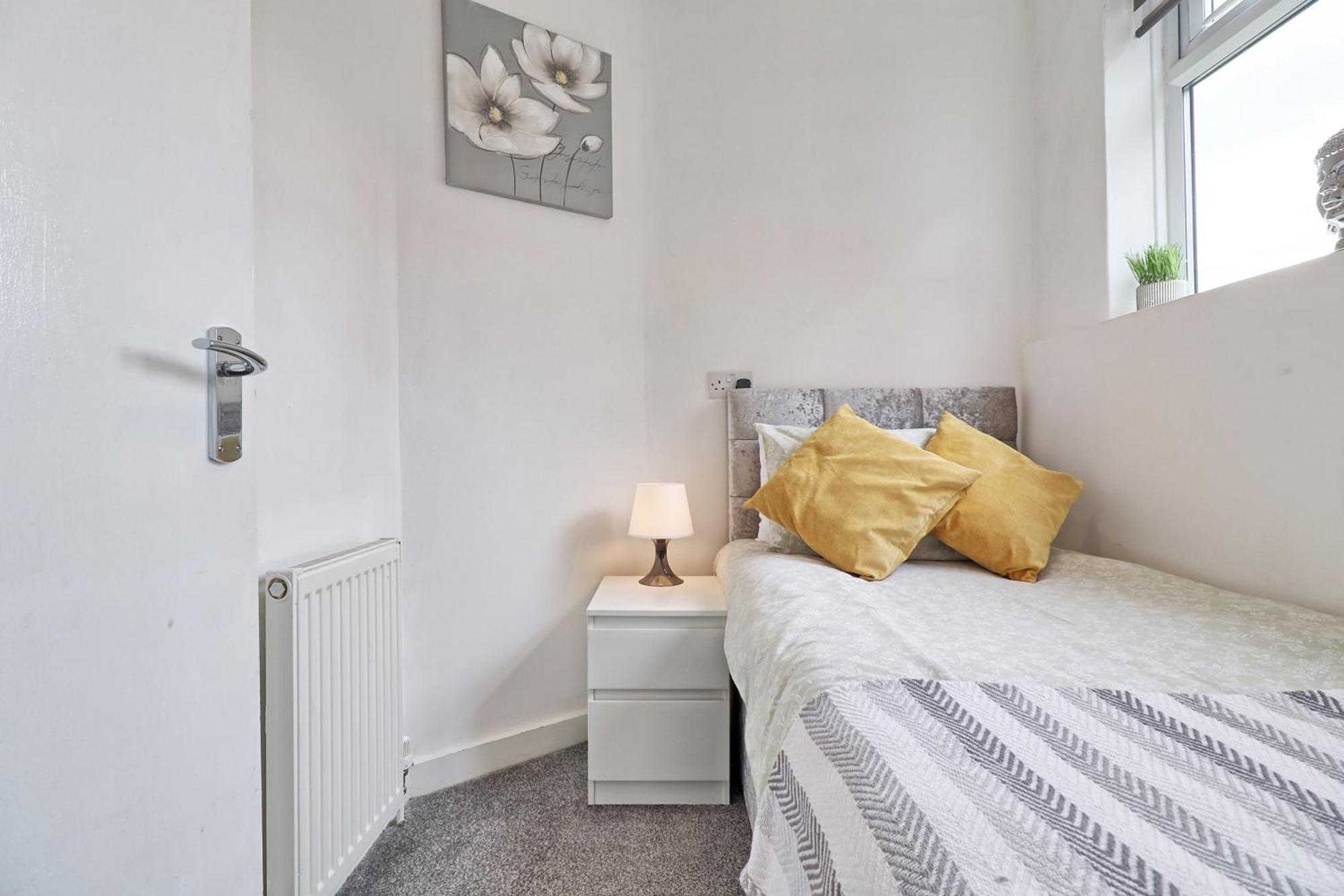 Luxury 3-Bed Apartment Near To London With Parking Hornchurch Екстериор снимка