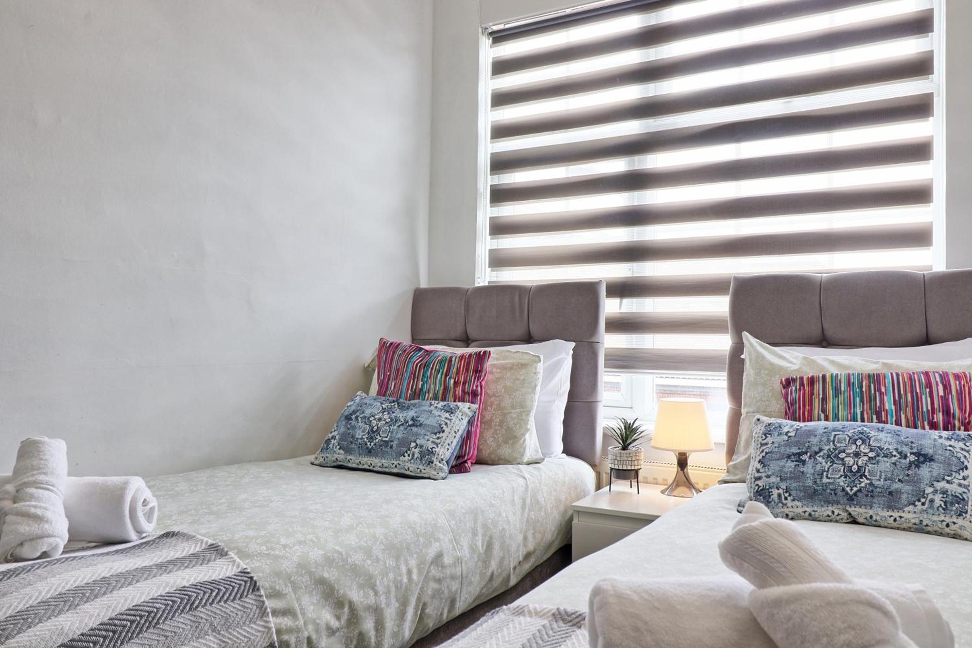 Luxury 3-Bed Apartment Near To London With Parking Hornchurch Екстериор снимка